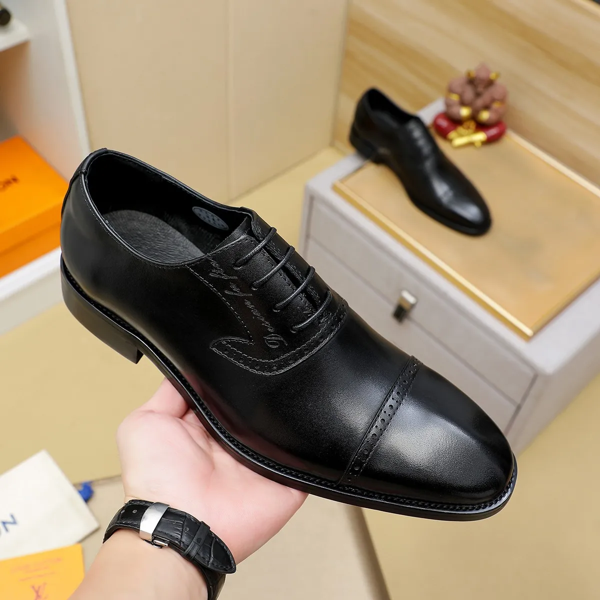 Men's shoes 💰600 💰 Louis Vuitton LV ® Autumn and Winter 🆕 models 🔛Full shoe counter First layer cowhide, 🐂Leather lined casual shoes for men, super soft outsole, a must-have for driving. Counter synchronization Original first layer cowhide Completely 1:1 mold customization 🌹Top version, color optional! Number: 38-45 (37.46. Customized)